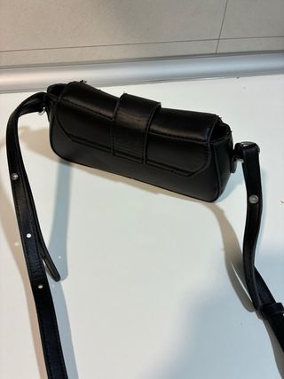 Bolso negro con hebilla