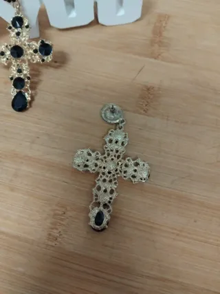 Pendientes de cruz con pedrería