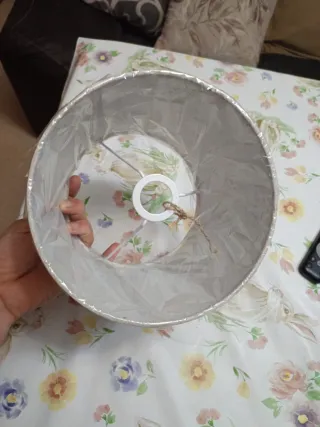 Pantalla de lámpara metálica y plástica