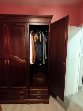 Guardaroba in legno noce, in legno massello