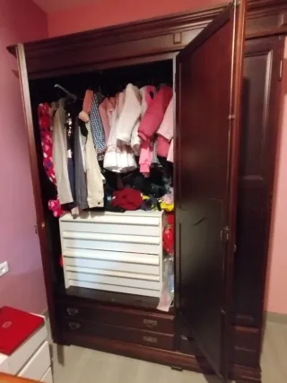 Guardaroba in legno noce, in legno massello