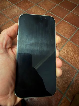 2 iPhones: 14 Morado y 15 Verde