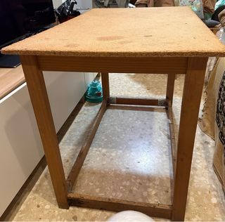 Mesa auxiliar de madera y corcho