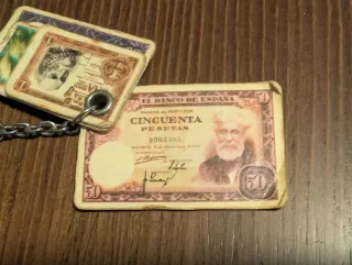 Llavero con billetes antiguos