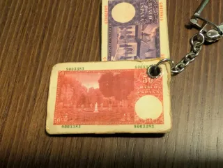 Llavero con billetes antiguos