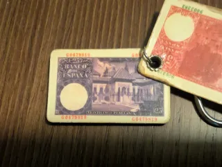 Llavero con billetes antiguos