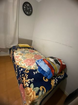 Cama individual con colcha floral