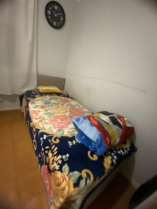 Cama individual con colcha floral