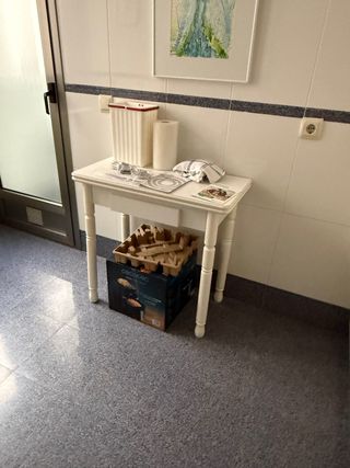 Mesa auxiliar blanca