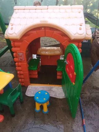 Lote de juguetes: casa, pupitre y más