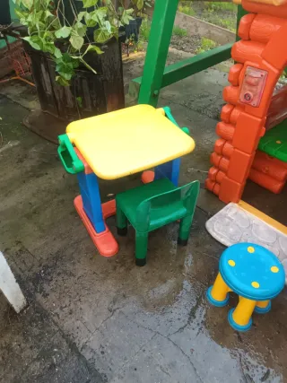 Lote de juguetes: casa, pupitre y más