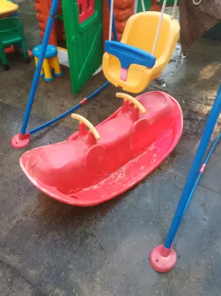 Lote de juguetes: casa, pupitre y más