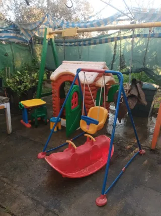 Lote de juguetes: casa, pupitre y más