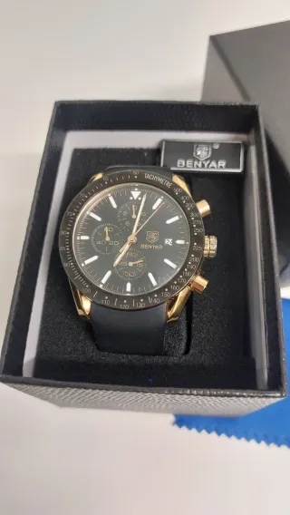 Reloj cronógrafo Benyar negro y dorado