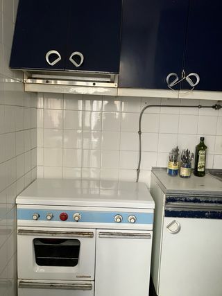 Cocina de gas y horno vintage blanca y azul