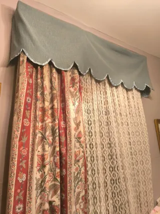 Cortina de tela beige y roja