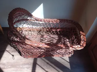 Cuna antigua de mimbre