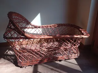 Cuna antigua de mimbre