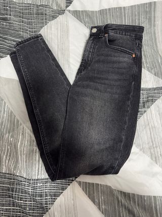 Pantalón vaquero Stradivarius negro mujer