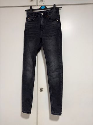 Pantalón vaquero Stradivarius negro mujer