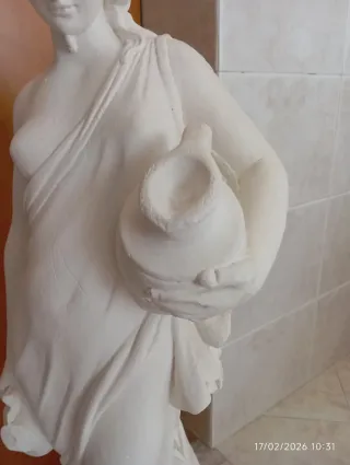 Statuina in gesso donna con anfora