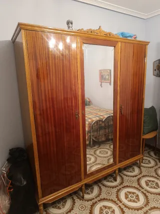 Cama antigua metal y armarios y mesita