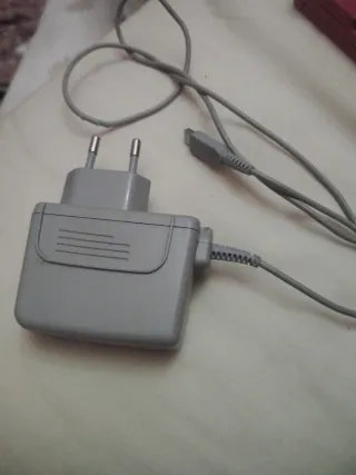 Nintendo DS rosa + Super Mario Bros + cargador