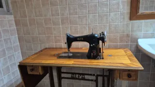 Máquina de coser Alfa antigua
