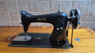Máquina de coser Alfa antigua