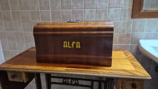 Máquina de coser Alfa antigua