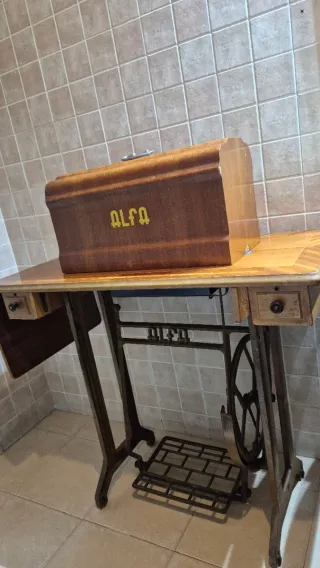 Máquina de coser Alfa antigua