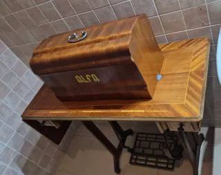 Máquina de coser Alfa antigua