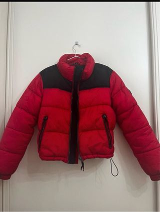 Plumífero rojo y negro