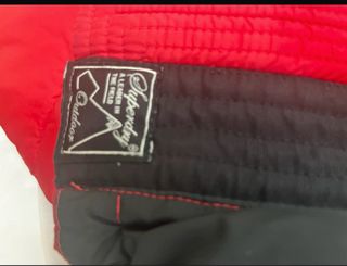 Plumífero rojo y negro