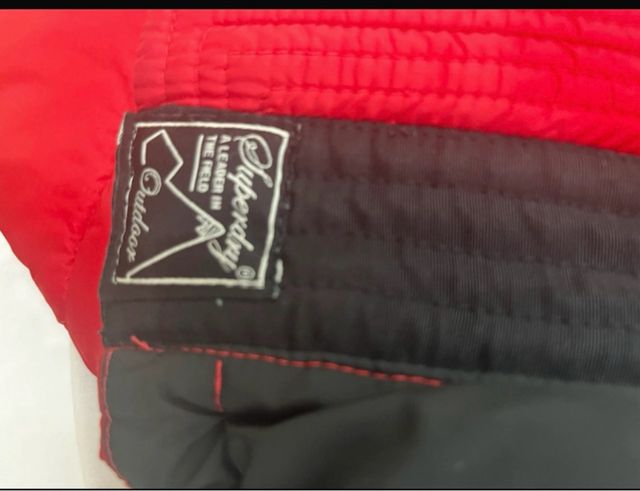 Plumífero rojo y negro
