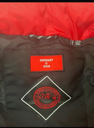 Plumífero rojo y negro