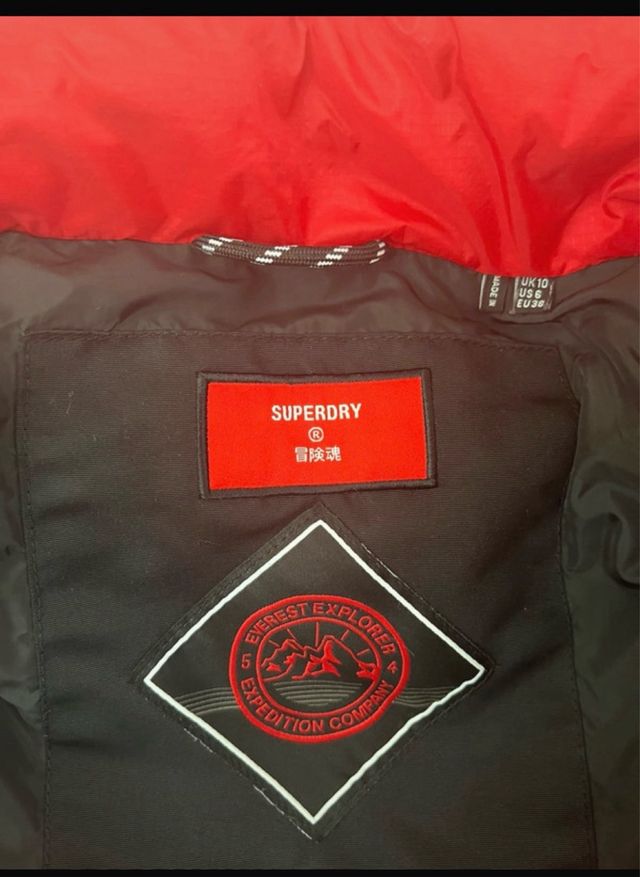 Plumífero rojo y negro
