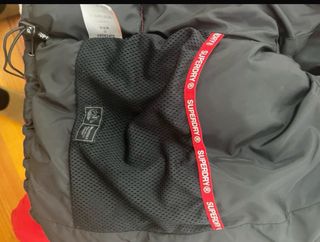 Plumífero rojo y negro