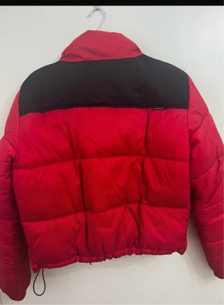 Plumífero rojo y negro