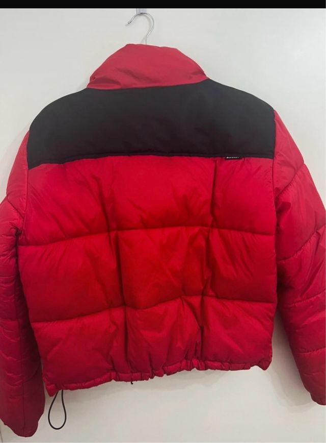 Plumífero rojo y negro