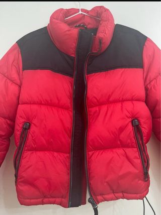 Plumífero rojo y negro