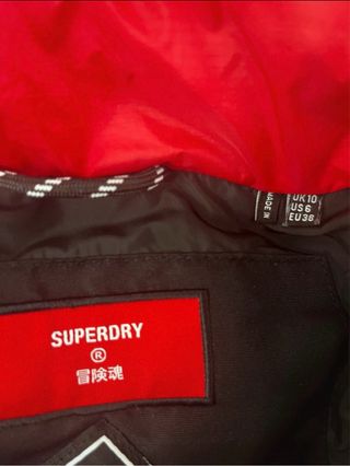 Plumífero rojo y negro