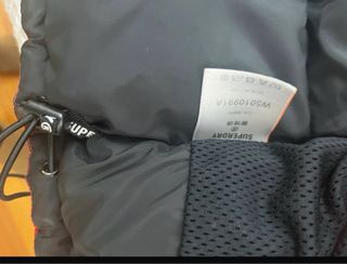 Plumífero rojo y negro