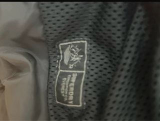 Plumífero rojo y negro