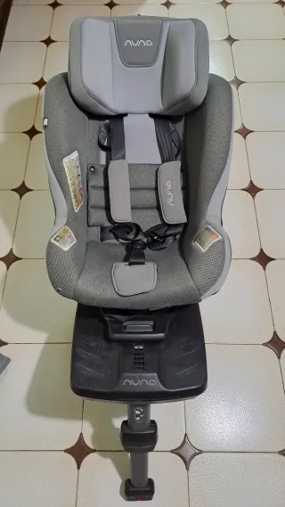 Silla de coche con complementos incluidos.