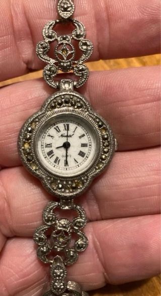 Dos relojes de mujer, uno Novestel
