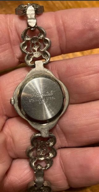 Dos relojes de mujer, uno Novestel