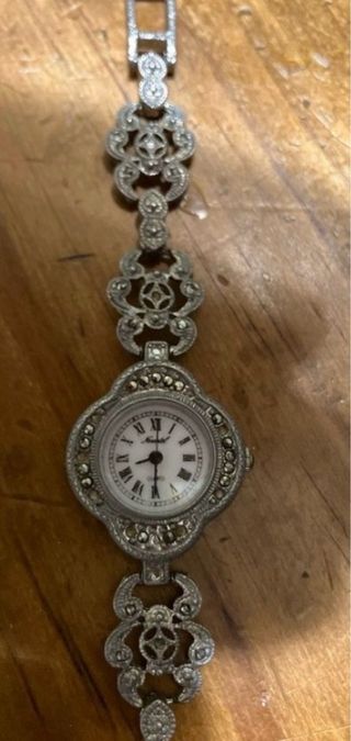 Dos relojes de mujer, uno Novestel