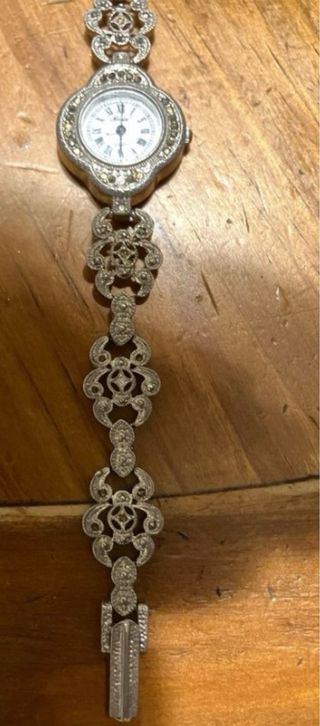 Dos relojes de mujer, uno Novestel