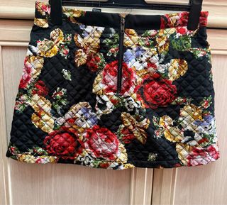 Falda corta Forever 21 negra estampada T. L